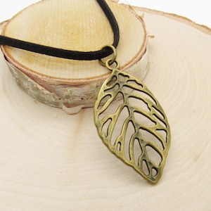 Antique Bronze Leaf Pendant Necklace, Woman&#39;s Necklace, Leaf Necklace, Botanical Necklace, Nature Necklace, Gift for Women, Men&#39;s Necklace
