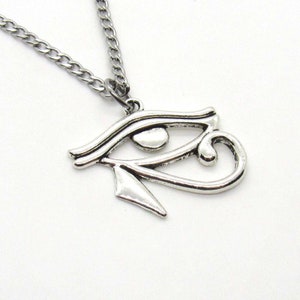 Puede incluir: Collar de plata con un colgante de Ojo de Horus. El colgante es una representaci&oacute;n detallada del s&iacute;mbolo egipcio antiguo.
