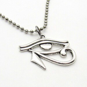 Puede incluir: Collar de plata con un colgante de plata del Ojo de Horus. El colgante es una representaci&oacute;n detallada del s&iacute;mbolo egipcio antiguo.