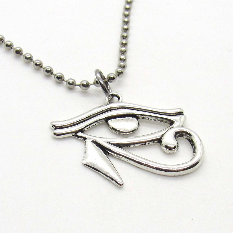 Puede incluir: Collar de plata con un colgante de plata del Ojo de Horus. El colgante es una representaci&oacute;n detallada del s&iacute;mbolo egipcio antiguo.