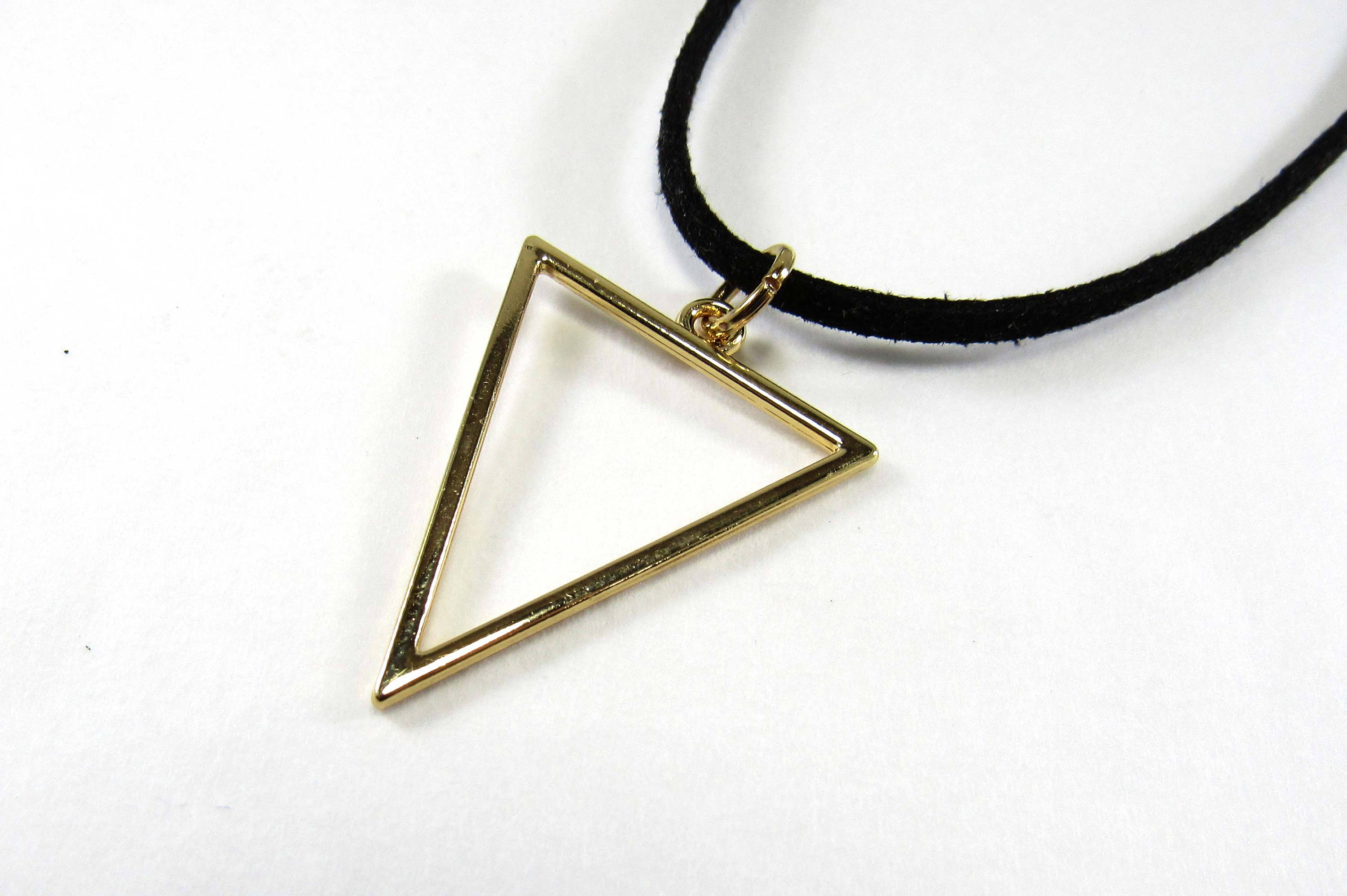 Pendentif de charme en émail noir triangle plaqué or, collier de conception  géométrique, collier pour hommes, bijoux pour hommes, collier pour femmes -   France