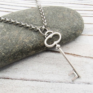 Vintage Style Antique Silver Key Pendant, Antique Silver Tone Small Key Charm, Women&#39;s Necklace, Gift for Women, Men&#39;s Necklace