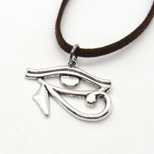 Puede incluir: Collar con colgante de plata del Ojo de Horus y cord&oacute;n de gamuza marr&oacute;n.