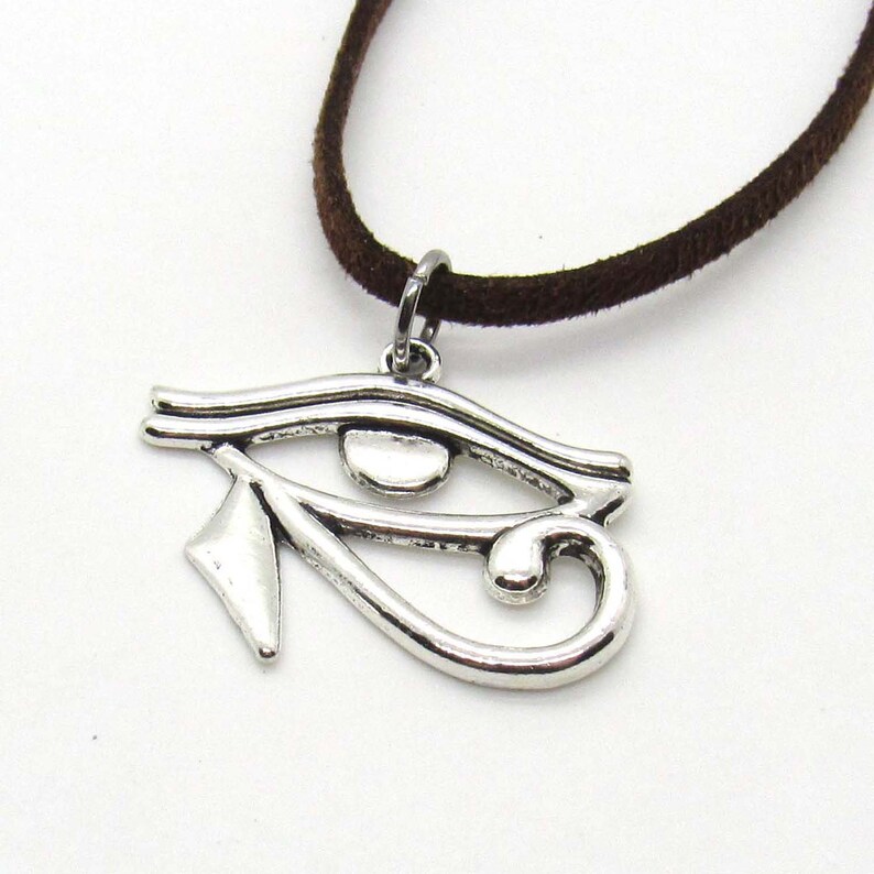 Puede incluir: Collar con colgante de plata del Ojo de Horus y cord&oacute;n de gamuza marr&oacute;n.