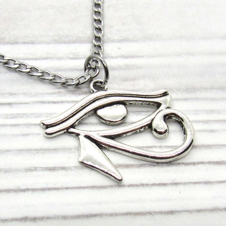Puede incluir: Collar de cadena de plata con un colgante de plata del Ojo de Horus. El colgante es una representaci&oacute;n detallada del s&iacute;mbolo egipcio antiguo.