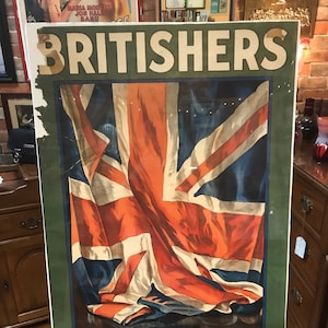 Puede incluir: Un cartel de reclutamiento de la época de la Primera Guerra Mundial con fondo verde y el texto "BRITISHERS ENLIST TO-DAY". Una bandera de la Union Jack está drapeada sobre la parte inferior del cartel.