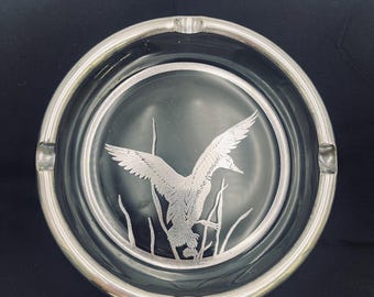 Vintage Silver City Glass Co. Srebrna popielniczka z kryształową nakładką w kształcie kaczki krzyżówki, ok. 1960 r.
