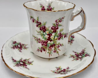 Demitassekopp och fat, Hammersley & Co., vinröd/vit, blommor, guldkant, benporslin, England, cirka 1930-tal