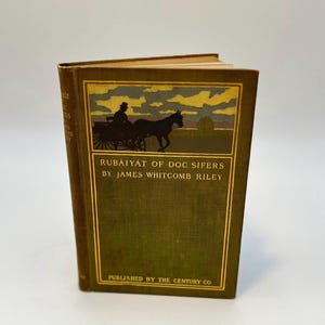 Puede incluir: Un libro verde con letras doradas titulado "Rubaiyat of Doc Sifers" de James Whitcomb Riley. El libro est&aacute; publicado por The Century Co. y presenta una ilustraci&oacute;n en silueta de un carruaje tirado por un caballo en la portada.