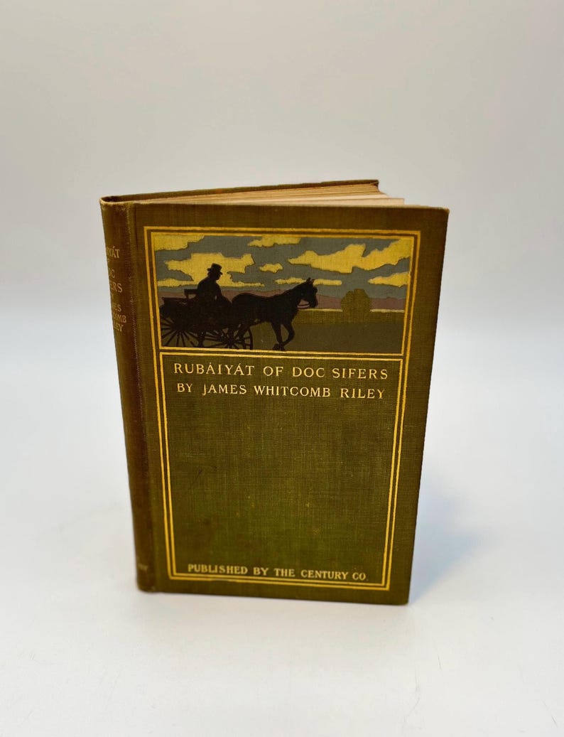 Puede incluir: Un libro verde con letras doradas titulado "Rubaiyat of Doc Sifers" de James Whitcomb Riley. El libro est&aacute; publicado por The Century Co. y presenta una ilustraci&oacute;n en silueta de un carruaje tirado por un caballo en la portada.