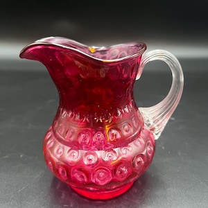 Può includere: Un set di tre tazze in ceramica con finitura opaca e macchiettata. Ogni tazza presenta un colore diverso: azzurro, crema e grigio. Le tazze hanno un design semplice e moderno, perfette per caffè o tè.
