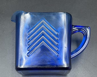 Jarra para crema Hazel Atlas de cristal azul cobalto con diseño de chevrón, estilo Art Déco, época de la Gran Depresión, circa 1930-1940.