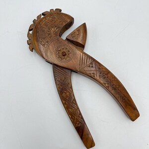 Handgjord nötknäppare, handsnidade jugoslaviska folkkonstmönster, massivt trä, cirka 1950-talet