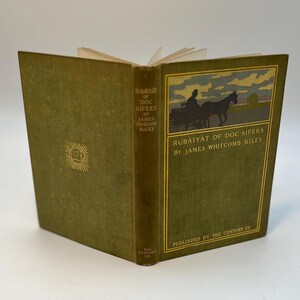 Puede incluir: Un libro verde con el t&iacute;tulo "Rubaiyat of Doc Sifers" de James Whitcomb Riley. Publicado por The Century Co.