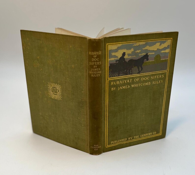 Puede incluir: Un libro verde con el t&iacute;tulo "Rubaiyat of Doc Sifers" de James Whitcomb Riley. Publicado por The Century Co.