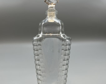 Flacone di profumo vintage in vetro trasparente in stile Art Déco con tappo a taglio diamante.