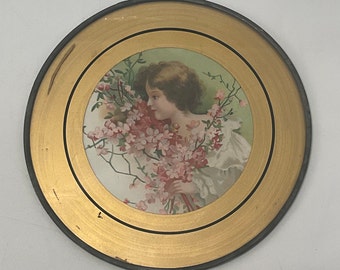 Ofenabdeckung, gold, Mädchen, Blumen, dekorativ, bunt, rund, c. Um 1900-1910