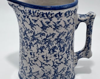 Kan, 6,5 inch hoog, sponsservies met blauwe banden, ca. 1860-1885