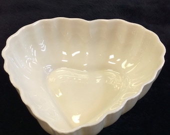 Plat Belleek en forme de coeur, David McBirney & Co. Porcelaine irlandaise, os fin, bord festonné avec marque d'or C. 1980-1992