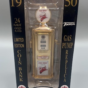 Puede incluir: Una hucha réplica de surtidor de gasolina Tokheim de 1950 chapada en oro de 24 quilates en su embalaje original. La caja presenta el texto 1950, Limited Edition, Gas Pump Replica y Gearbox Collectible con la marca Texaco Fire Chief.