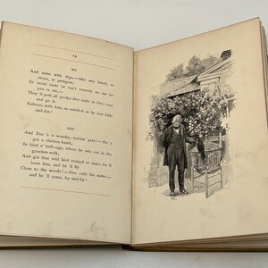 Puede incluir: Una ilustraci&oacute;n en blanco y negro de un hombre sosteniendo una jaula para p&aacute;jaros con un p&aacute;jaro dentro. El hombre lleva un traje y un sombrero. La ilustraci&oacute;n es de un libro titulado "And Doc's a wonder, trainin' pets!" El texto de la imagen dice: "And Doc's a wonder, trainin' pets! - He's got a chicken-hawk, in kind o' half-cage, where he sets out in the gyarden-walk, And got that wild bird trained so tame, he'll loose him, and he'll fly Clean to the woods! - Doc calls his name - and he'll come, by-and-by!"