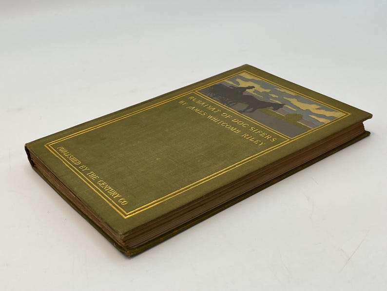 Puede incluir: Un libro verde con letras doradas titulado "Rhymes of Dog-Sifers" de James Whitcomb Riley. El libro es publicado por The Century Co.