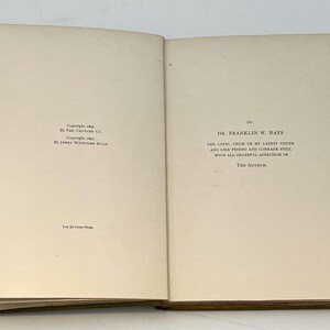 Puede incluir: Un libro con una cubierta blanca y texto negro. El texto en la cubierta dice "Copyright, 1907, by The Century Co. Copyright, 1907, by James Whitcomb Riley." El texto en la p&aacute;gina derecha dice "To Dr. Franklin W. Hays The Loyal Chum of my Latest Youth and Like Friend and Comrade Still With All Grateful Affection of The Author."