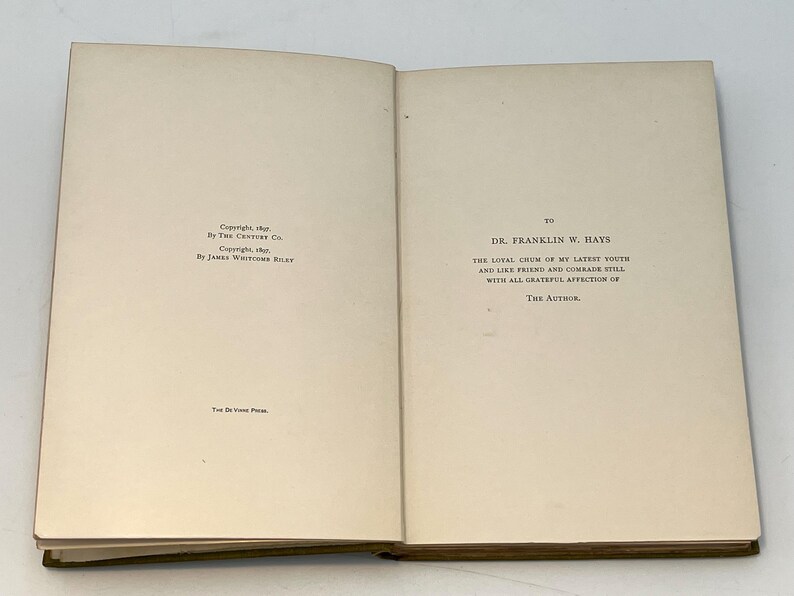 Puede incluir: Un libro con una cubierta blanca y texto negro. El texto en la cubierta dice "Copyright, 1907, by The Century Co. Copyright, 1907, by James Whitcomb Riley." El texto en la p&aacute;gina derecha dice "To Dr. Franklin W. Hays The Loyal Chum of my Latest Youth and Like Friend and Comrade Still With All Grateful Affection of The Author."