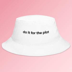 Puede incluir: Sombrero de pescador blanco con el texto "do it for the plot" bordado en negro.