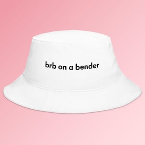 brb auf einem Bender / Bucket Hat - bestickt