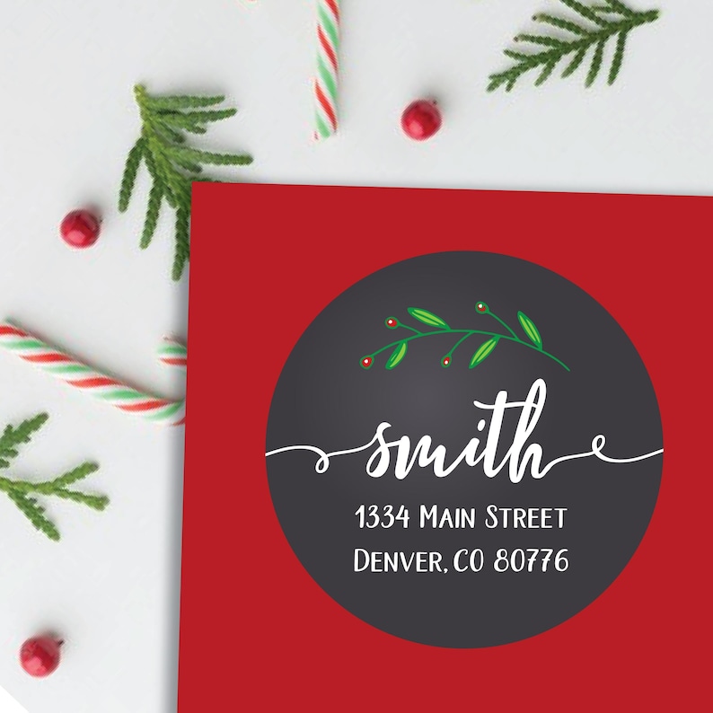 Może przedstawiać: Czerwono-czarna świąteczna etykieta z zielonym gałązką ostrokrzewu i tekstem "smith 1334 Main Street Denver, CO 80776"