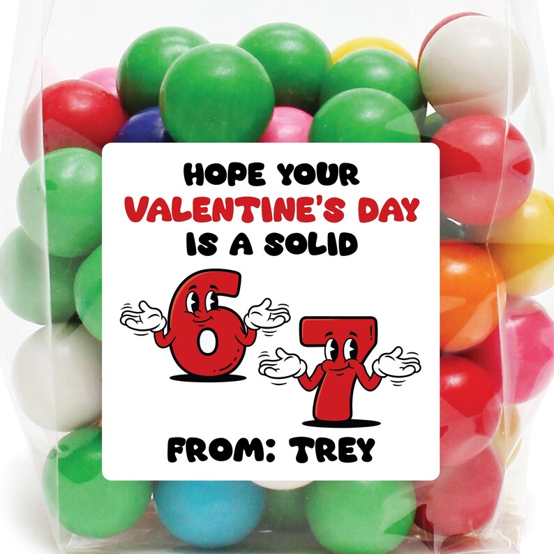 Pode incluir: Um saco transparente de celofane cheio de bolas de goma coloridas. Uma etiqueta branca na bolsa diz "HOPE YOUR VALENTINE'S DAY IS A SOLID 67 FROM: TREY" em texto vermelho e preto. As bolas de goma s&atilde;o de v&aacute;rias cores.