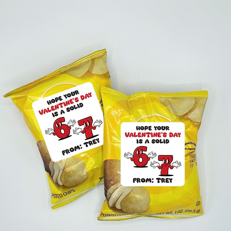 Pode incluir: Duas embalagens amarelas de batatas fritas com r&oacute;tulos brancos. Os r&oacute;tulos dizem "HOPE YOUR VALENTINE'S DAY IS A SOLID" com os n&uacute;meros de desenhos animados 6 e 7. O texto "FROM: TREY" tamb&eacute;m est&aacute; nos r&oacute;tulos. As embalagens cont&ecirc;m batatas fritas.