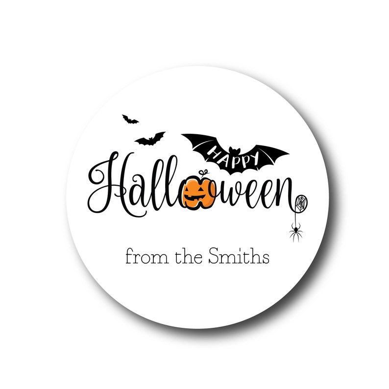 Puede incluir: Una pegatina redonda blanca con texto negro que dice "Feliz Halloween" con un murci&eacute;lago negro y una calabaza. El texto "de los Smith" est&aacute; debajo del texto principal.
