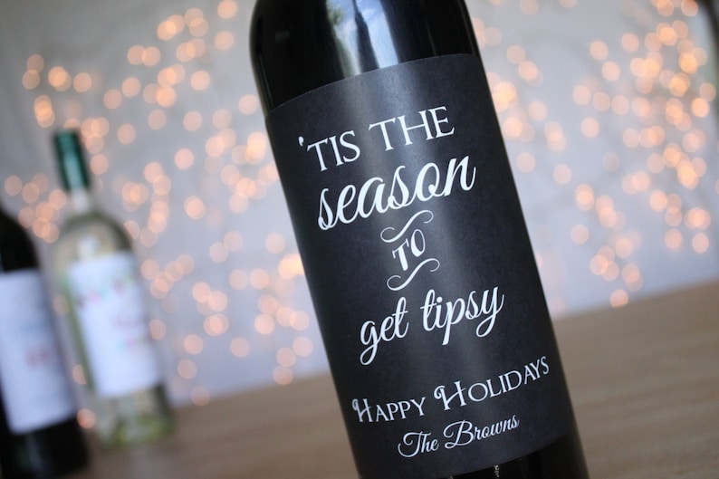 Tis la stagione per collega ottenere Tipsy vino vacanze vino etichette Natale vino etichette lavagna vino etichette vino regalo divertente vino etichette immagine 1