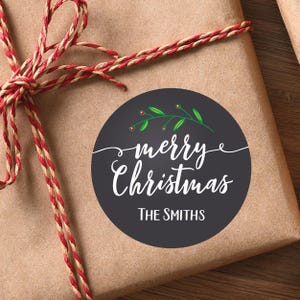 クリスマス ギフト ステッカー - ヒイラギの実の枝 - プレゼント用のクリスマス グリーン ラベル - ベリーの付いた常緑樹のステッカー