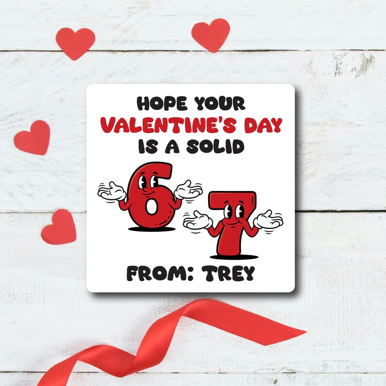 Pode incluir: Cart&atilde;o quadrado branco com o texto "HOPE YOUR VALENTINE'S DAY IS A SOLID 67 FROM: TREY" em vermelho e preto. Os n&uacute;meros 6 e 7 s&atilde;o personagens antropom&oacute;rficos. Decora&ccedil;&otilde;es em forma de cora&ccedil;&atilde;o vermelho e uma fita vermelha tamb&eacute;m est&atilde;o presentes.