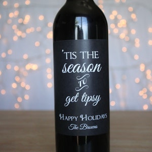 Tis la stagione per collega ottenere Tipsy vino vacanze vino etichette Natale vino etichette lavagna vino etichette vino regalo divertente vino etichette immagine 2