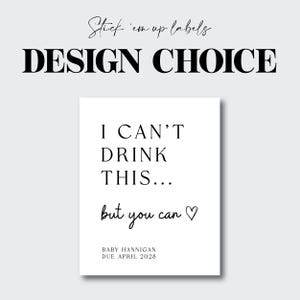 K&ouml;nnte beinhalten: Ein rechteckiges wei&szlig;es Etikett mit dem schwarzen Text Stick 'em up labels DESIGN CHOICE. Der Haupttext lautet I CAN'T DRINK THIS... but you can mit einem Herzsymbol, gefolgt von dem Text BABY HANNIGAN DUE APRIL 2028 in schwarzer Schrift.