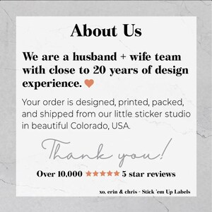 Pode incluir: Um fundo branco com texto preto que diz "About Us". O texto continua, "We are a husband + wife team with close to 20 years of design experience." Um emoji de cora&ccedil;&atilde;o vermelho est&aacute; inclu&iacute;do. O texto continua, "Your order is designed, printed, packed, and shipped from our little sticker studio in beautiful Colorado, USA." O texto continua, "Thank you!" com um tamanho de fonte grande. O texto continua, "Over 10,000" com cinco &iacute;cones de estrelas pretas e o texto "5 star reviews". O texto continua, "xo, erin & chris - Stick 'em Up Labels".