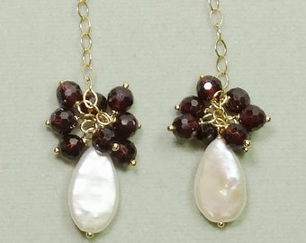 1 par de pendientes colgantes con granates rojos de Mozambique y perlas, de plata de ley maciza o chapados en oro amarillo de 14 quilates.