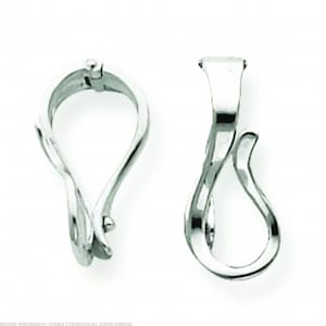 Könnte beinhalten: Zwei silberfarbene Schmuckverschlüsse. Jeder Verschluss hat ein einzigartiges, geschwungenes Design. Ein Verschluss ist geschlossen, während der andere offen ist und die Funktionalität zeigt. Die Verschlüsse sind vor einem weißen Hintergrund platziert.
