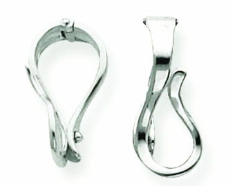 Puede incluir: Dos enganches para joyería de metal plateado mostrados desde diferentes ángulos. La pieza de la izquierda es un enganche con bisagra en forma de lágrima con un pequeño cierre. La pieza de la derecha es un enganche curvo y abierto.