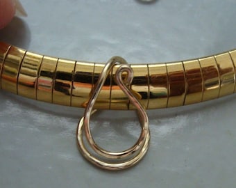 El colgador de colgante doble intercambiable convierte el colgante en 2 DESLIZABLES. SE ADAPTA a Omega de 8 mm relleno de oro amarillo de 14 quilates, relleno de oro rosa de 14 quilates, plata esterlina o cobre.