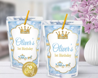 Pode incluir: Duas embalagens de sumo azul e dourado com um design de coroa e carruagem. As embalagens são etiquetadas com "Oliver's 1st Birthday".
