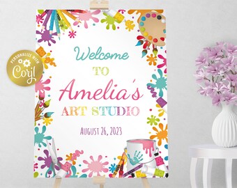 Può includere: Cartello di benvenuto per lo studio d'arte di Amelia con schizzi di vernice colorati e materiali artistici, tra cui pennelli, vernice, matite colorate, forbici e una tavolozza di colori. Il cartello dice "Benvenuti allo studio d'arte di Amelia" e "26 agosto 2023".