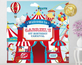 Può includere: Un tendone da circo rosso e bianco a strisce con un baldacchino blu e bianco a strisce. La tenda ha un cartello che dice "Benvenuti al Carnevale del 1° Compleanno di Gabriel". Sullo sfondo ci sono giostre e giochi da luna park, tra cui una ruota panoramica, un carosello e un chiosco di popcorn.