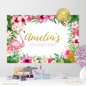 Può includere: Uno sfondo per feste di compleanno a tema tropicale con un fenicottero rosa, fiori rosa, foglie verdi e un ananas. Lo sfondo è personalizzato con il nome "Amelia's" e il testo "4th Birthday".