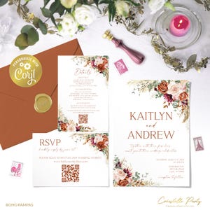 Könnte beinhalten: Hochzeits-Einladungssuite mit einem Boho-Pampasgras- und Blumendesign. Die Einladung hat einen weißen Hintergrund mit einem burgunderfarbenen, pfirsichfarbenen und cremefarbenen Blumenarrangement in der oberen rechten Ecke. Der Text "Kaitlyn und Andrew" ist in einer kupferfarbenen Schriftart. Die RSVP-Karte enthält einen QR-Code und den Text "Bitte bis zum 1. Juni antworten". Die Detailkarte zeigt ein Blumendesign und den Text "Details".