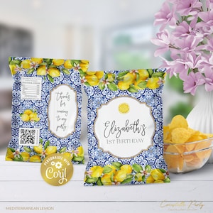 Op de afbeelding: Blauw-witte gepatroneerde chipszakken met een citroendesign. De zakken hebben een gepersonaliseerd etiket met de tekst "Elizabeth's 1st Birthday".